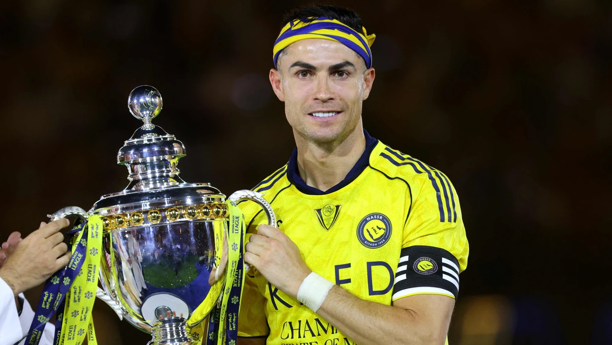 Endlich wieder ein Pokal: Cristiano Ronaldo mit der Trophäe der Saudi Pro League.