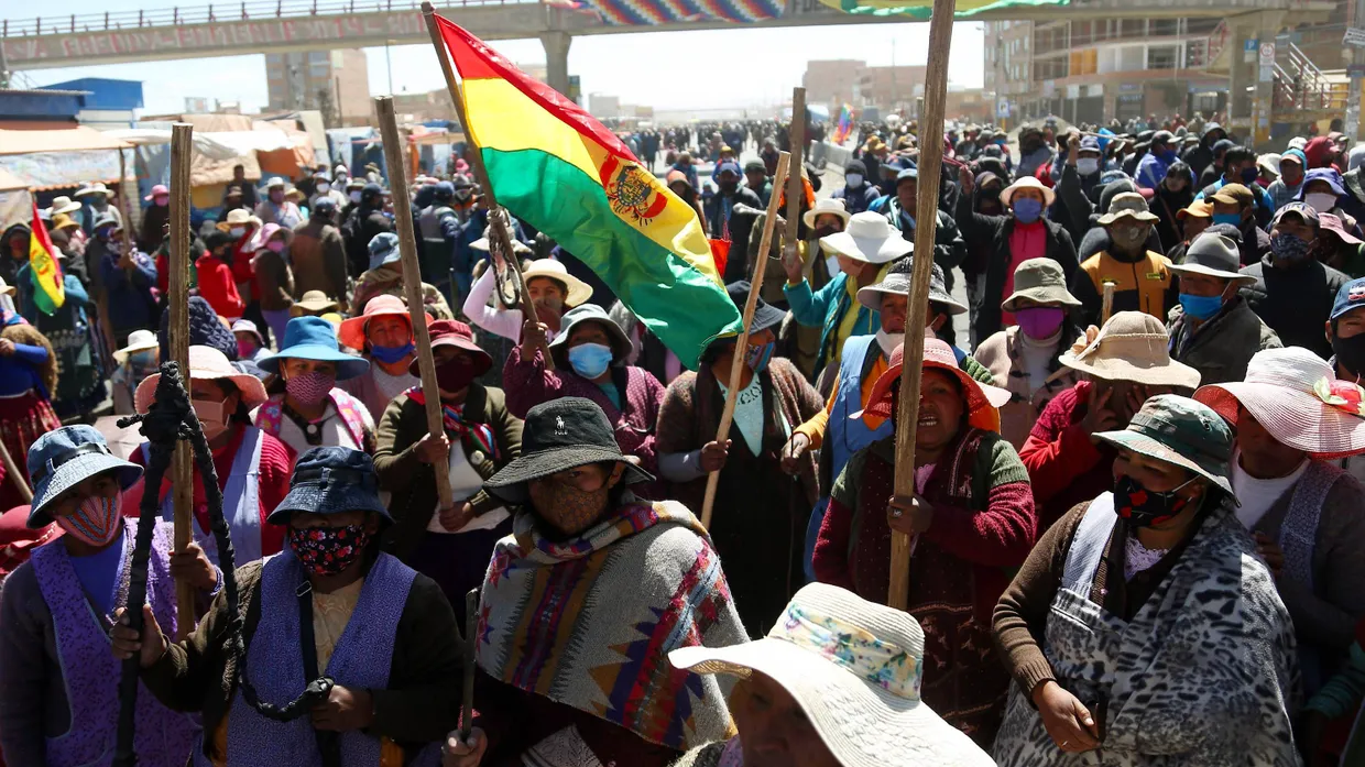 Unterstützer des ehemaligen Präsidenten Evo Morales blockieren im August die Straße zwischen La Paz und El Alto.