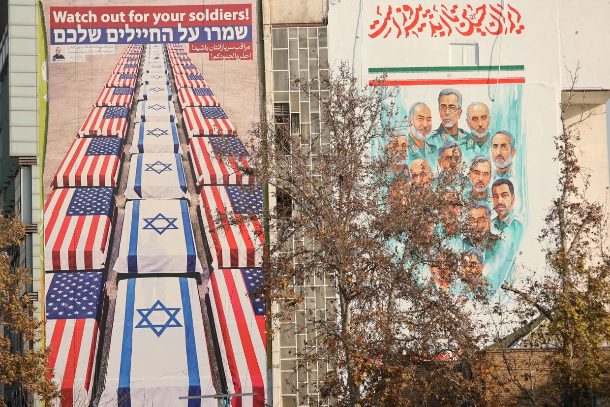 Auf einem zentralen Platz in Teheran ließ die Führung ein Poster anbringen, das Särge in israelischen und amerikanischen Flaggen zeigt.