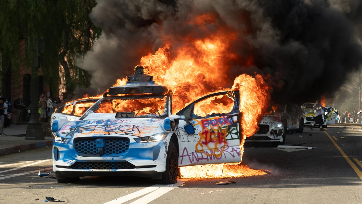 Anti-ICE-Demonstranten setzen selbstfahrendes Auto in Brand, um bei Protesten nicht gefilmt zu werden, San Francisco, Juni 2025.