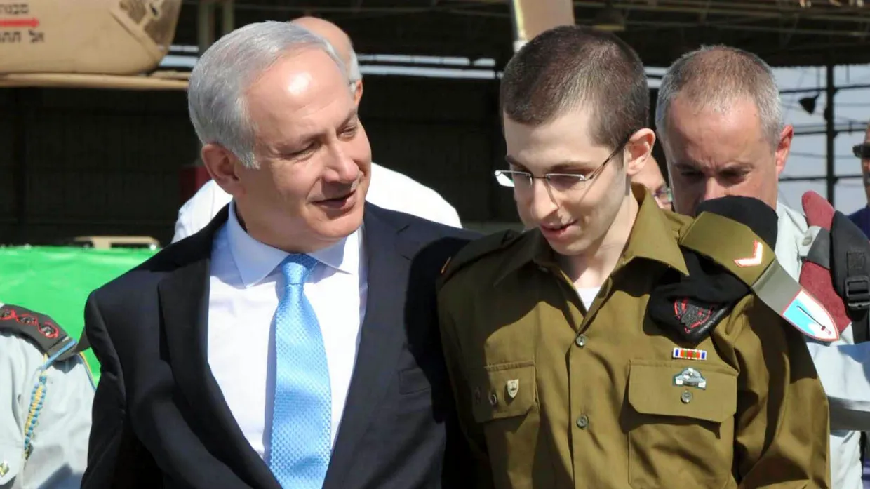 Israels Ministerpräsident Netanjahu begrüßt Gilat Schalit nach dessen Freilassung.