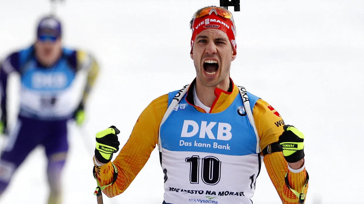 Arnd Peiffer bejubelt seinen dritten Platz im Massenstart beim Biathlon-Weltcup im tschechischen Nove Mesto.