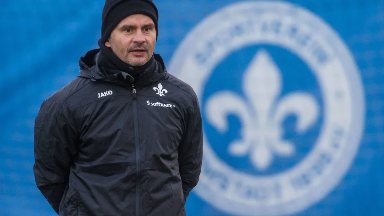 Ernüchtert: Dirk Schuster hängt mit Darmstadt 98 im unteren Tabellendrittel fest