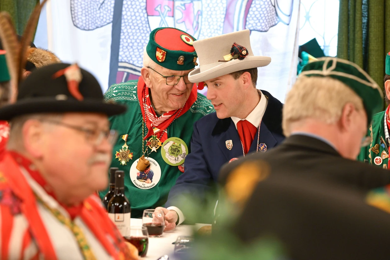 Am Fastnachtsdienstag in Riedlingen: Kretschmann spricht  nach einem närrischen Umzug durch die Innenstadt mit CDU-Spitzenkandidat Manuel Hagel.