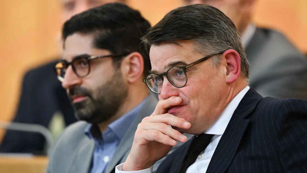Nachdenklich: Boris Rhein (CDU, rechts), hessischer Ministerpräsident, und sein Stellvertreter, Wirtschaftsminister Kaweh Mansoori (SPD), auf der Regierungsbank im Landtag.