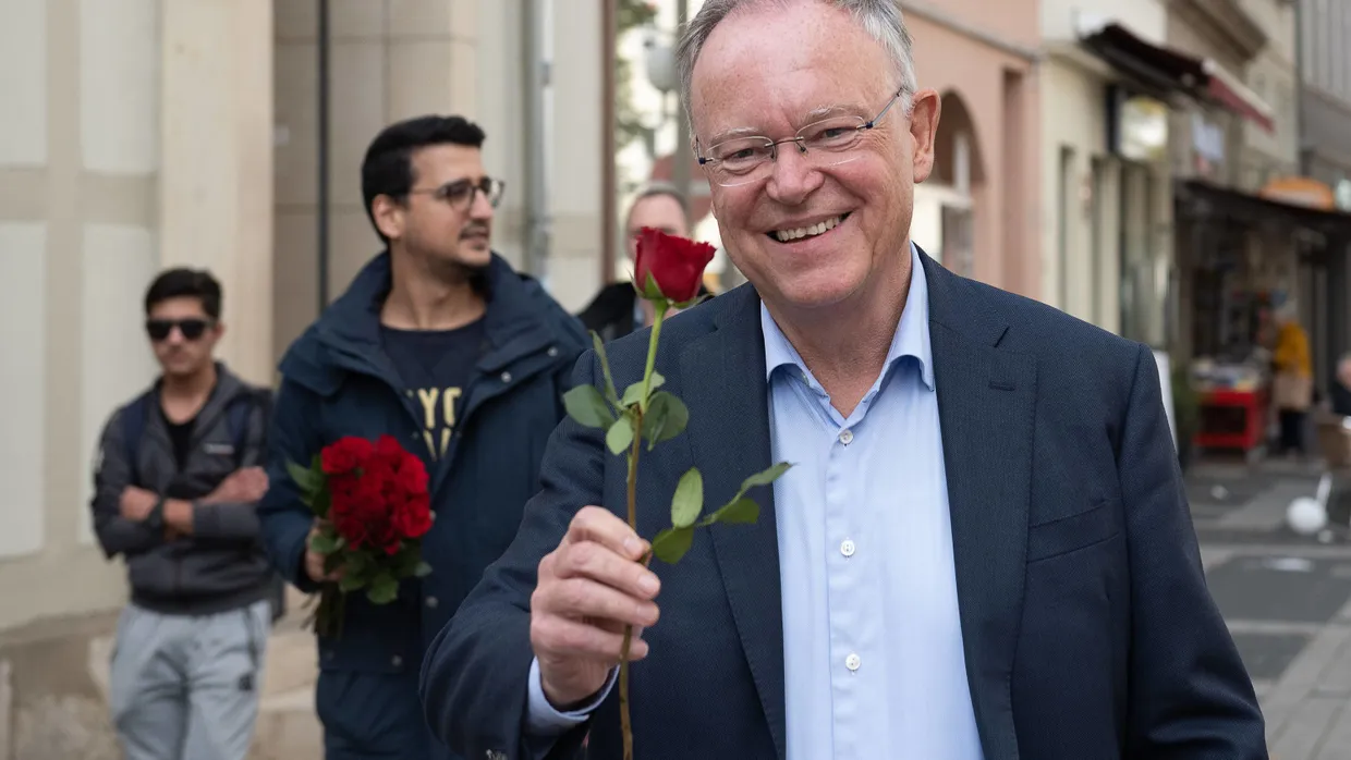 Die Rosen allein brachten noch keinen Sieg: Stephan Weil beim Wahlkampf in Göttingen