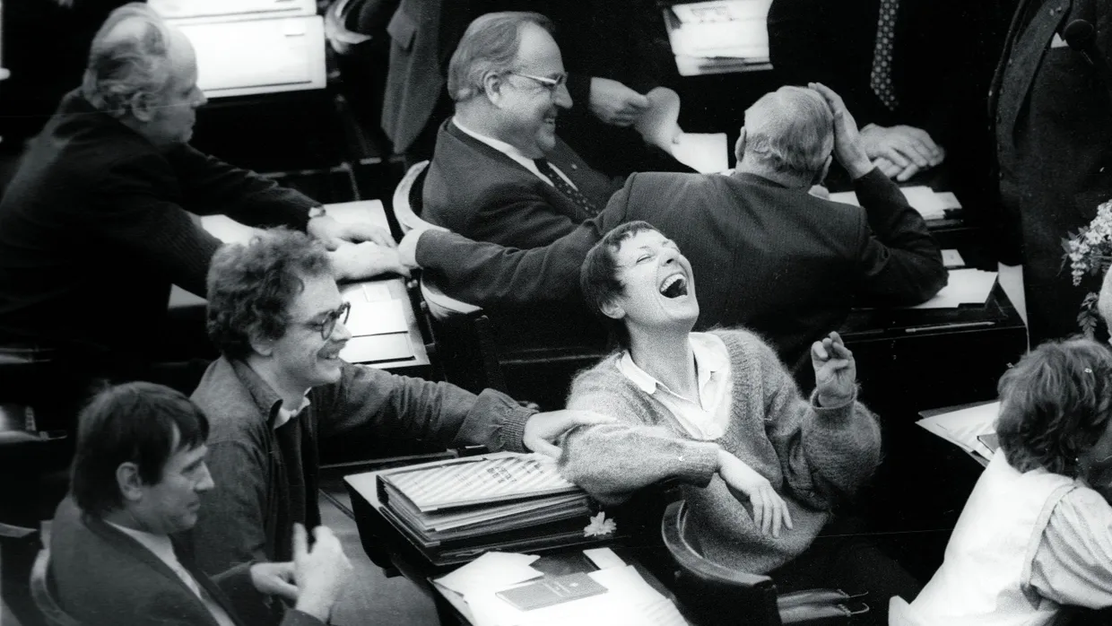 Oh wie schön war Bundestag: Die Grünen Otto Schily, Jürgen Reents, Marieluise Beck-Oberdorf und Petra Kelly im März 1983 im Plenarsaal in Bonn, dahinter Bundeskanzler Helmut Kohl