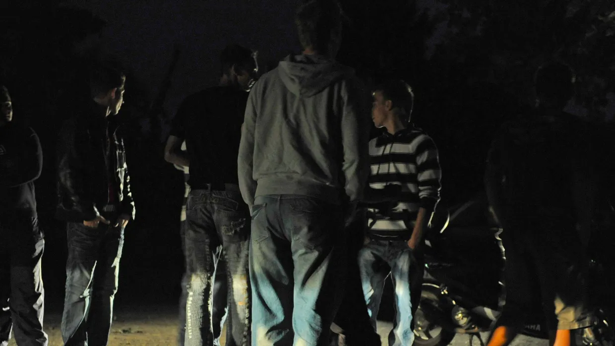 Nahe einem Weiher in Freising trafen sich am Freitagabend etwa 300 Jugendliche. (Symbolbild)