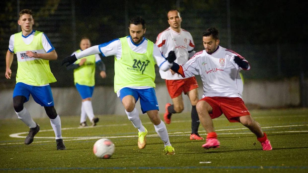 Tragen ihre Spiele bald auf eigene Rasen aus: Spieler des Sportvereins Makkabi Frankfurt (links) bei einem Fußballfreundschaftsspiel gegen Ente Bagdad im November 2017.