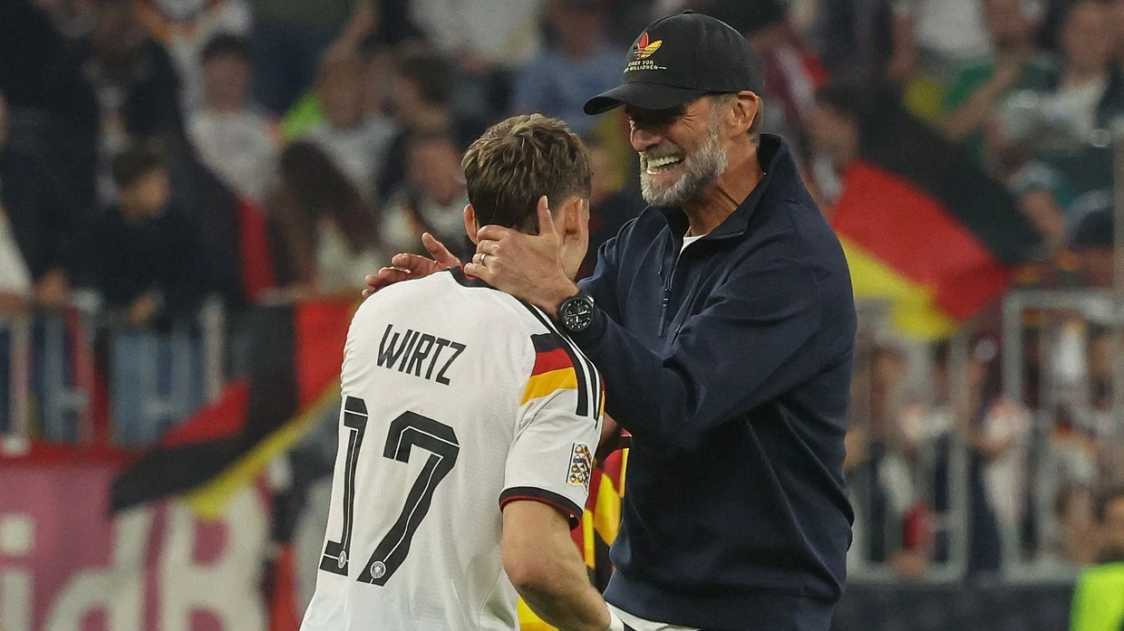 Erlöst: Florian Wirtz verhilft Bundestrainer Jürgen Klopp (rechts) zu seinem ersten Erfolg mit dem DFB-Team.