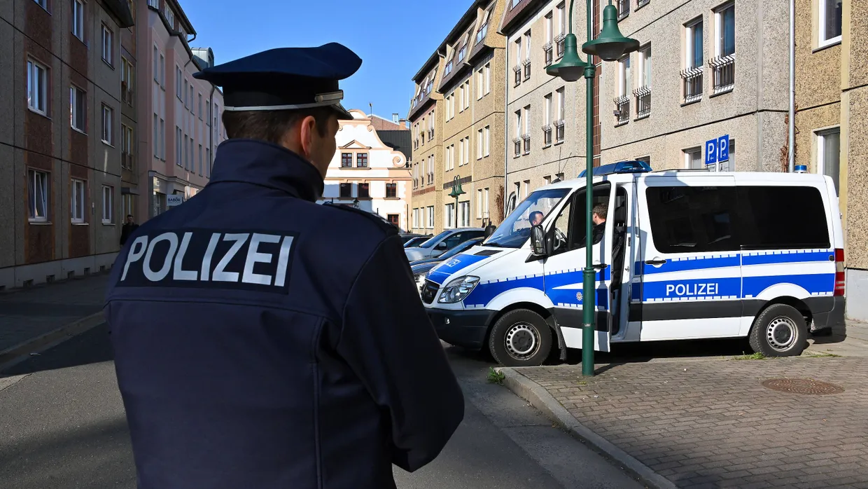 Ein Polizist bei einer Razzia in Cottbus im April