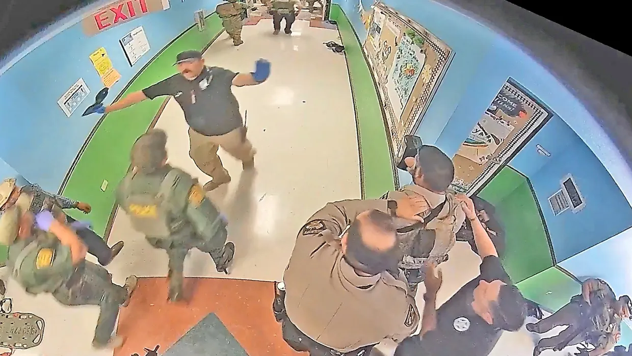 Ungeordnet: Einsatzkräfte in der Robb Elementary School am 24. Mai
