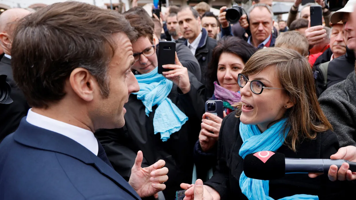 Emmanuel Macron, Präsident von Frankreich, diskutiert mit einer Gegnerin der Rentenreform.
