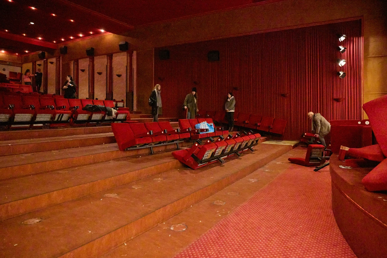 Der rote Saal im Obergeschoss des Thalia-Kinos ist ebenfalls schon fast leer geplündert.