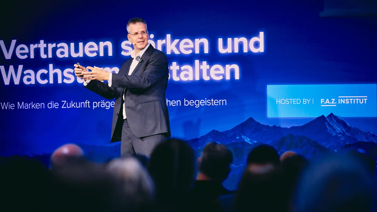 Alexander Betz bei seiner Keynote „The Gold Will Hold: Tradition ist kein Erbe, sondern ein Mandat“