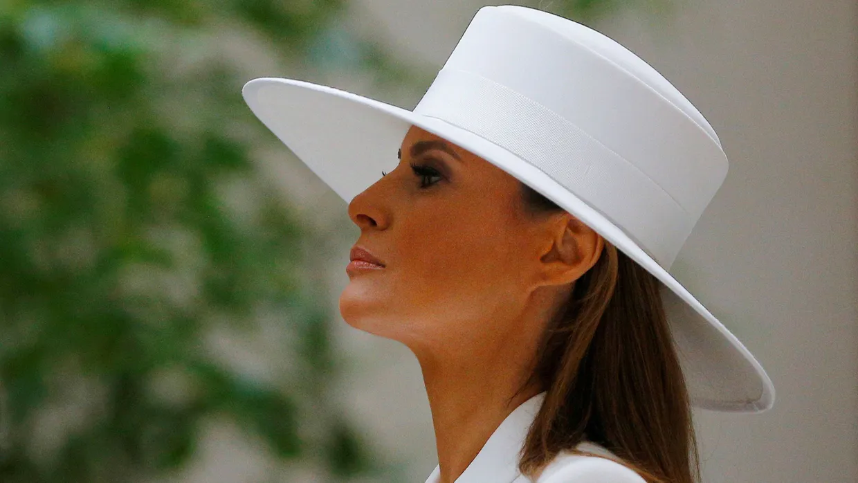 Melania Trump mit ihrem weißen Hut des französischen Designers Hervé Pierre.