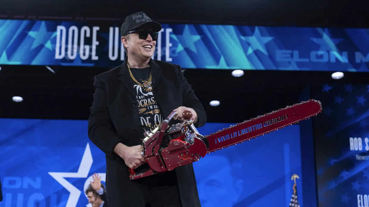 Musk präsentierte sich unlängst mit Kettensäge.