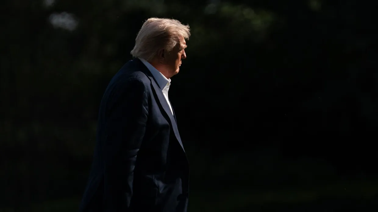 Donald Trump hält sich für den Nabel der Welt – der US-Präsident am Freitag auf dem Rasen vor dem Weißen Haus.
