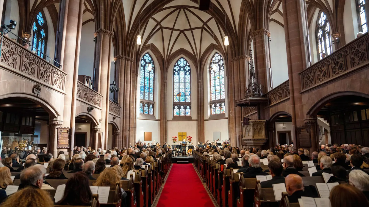 Nachruf auf einen großen Frankfurter: In der Dreikönigskirche ruft Oberbürgermeister Josef dazu auf, sich wie der Verstorbene für das Gemeinwesen einzusetzen.