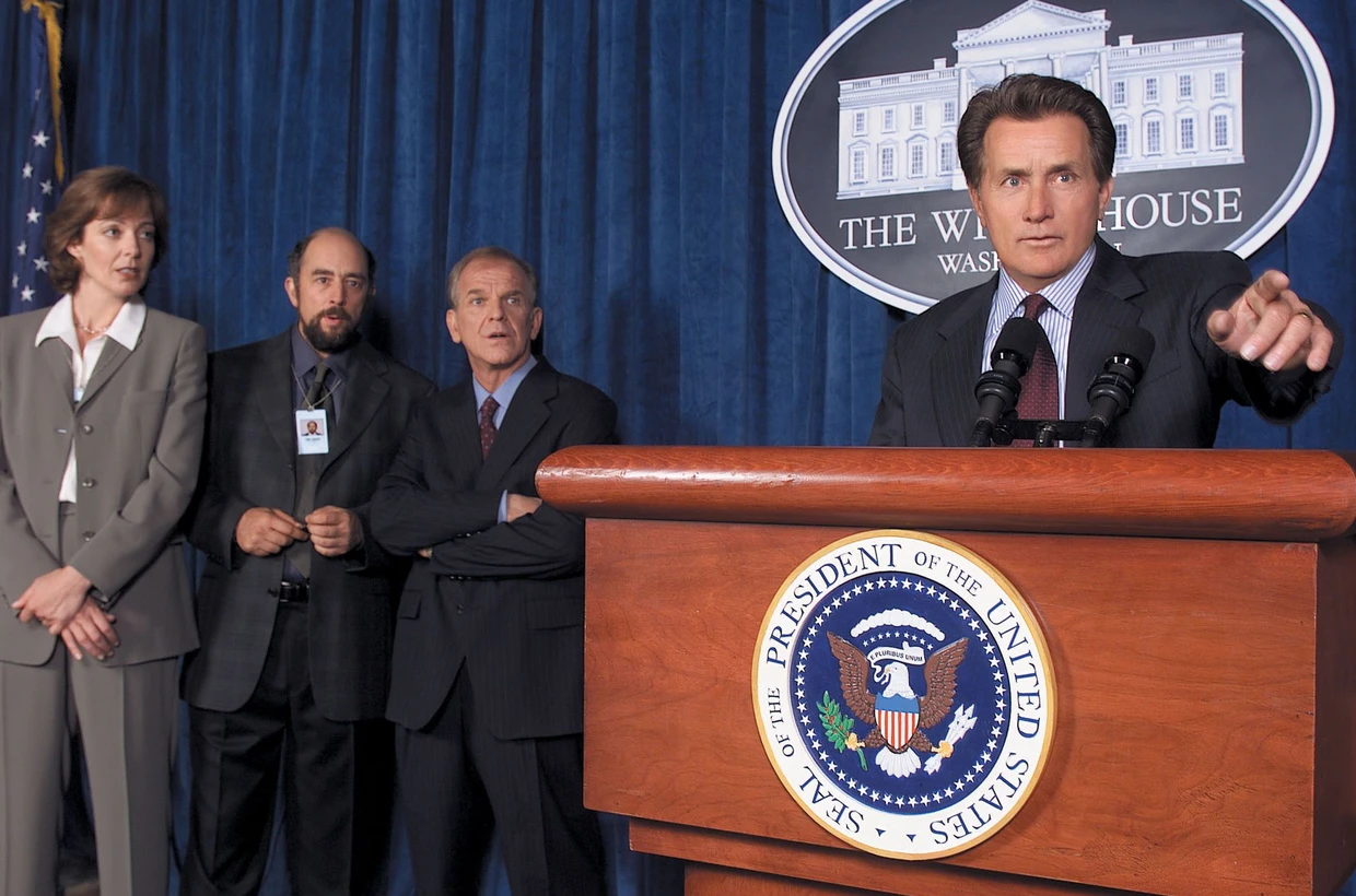 Schön wär's: Allison Jannay, Richard Schiff, John Spencer und Martin Sheen (als Präsident Josiah „Jed“ Bartlet, von links) in „The West Wing“.