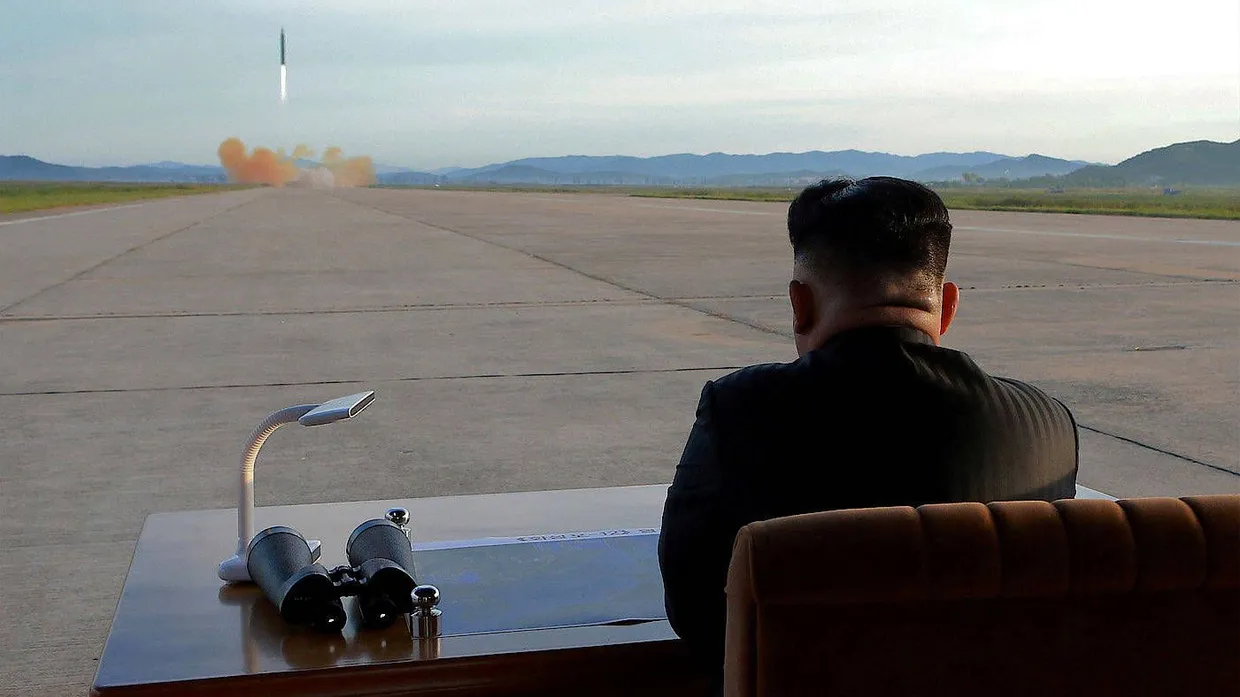 Nordkoreas Diktator beobachtet den Start einer Hwasong-12 Rakete.