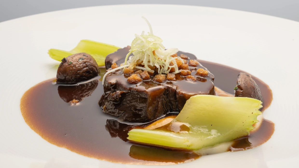 Exquisites Hauptgericht: Kronenschlösschen-Chefkoch Marcus Langer tischt geschmorte Rinderschulter mit Selleriemousseline, gebratenen Pilzen und Langpfeffer auf.