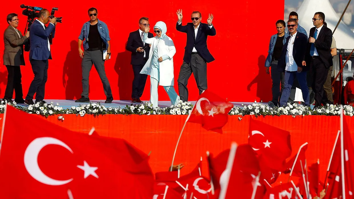 Bleibt mir weg mit unbequemen Wahrheiten: Der türkische Präsident Tayyip Erdogan badet gern in einem Meer aus Zuspruch, hier mit seiner Frau Emine.
