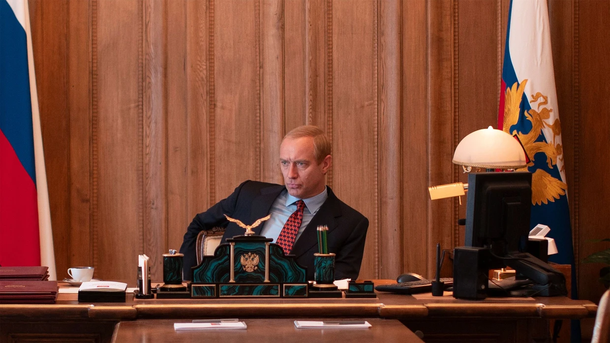 Er könnte ohne Weiteres als einer seiner Doppelgänger durchgehen: Jude Law als Putin