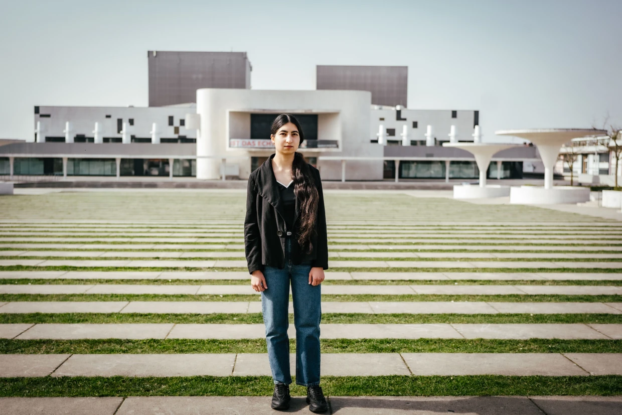 Maryam Kishawarz vor dem Staatstheater in Darmstadt.