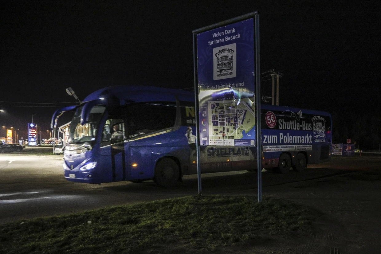 Shuttlebus zum Polenmarkt: Mehrmals täglcih fahren diese Busse von Berlin-Marzahn aus