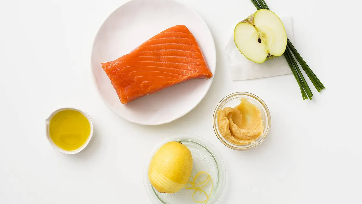 Mehr braucht es nicht für ein Lachstatar mit Miso und Apfel.