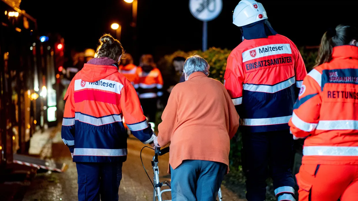 Einsatzsanitäter helfen den Bewohnern des Altenheims.