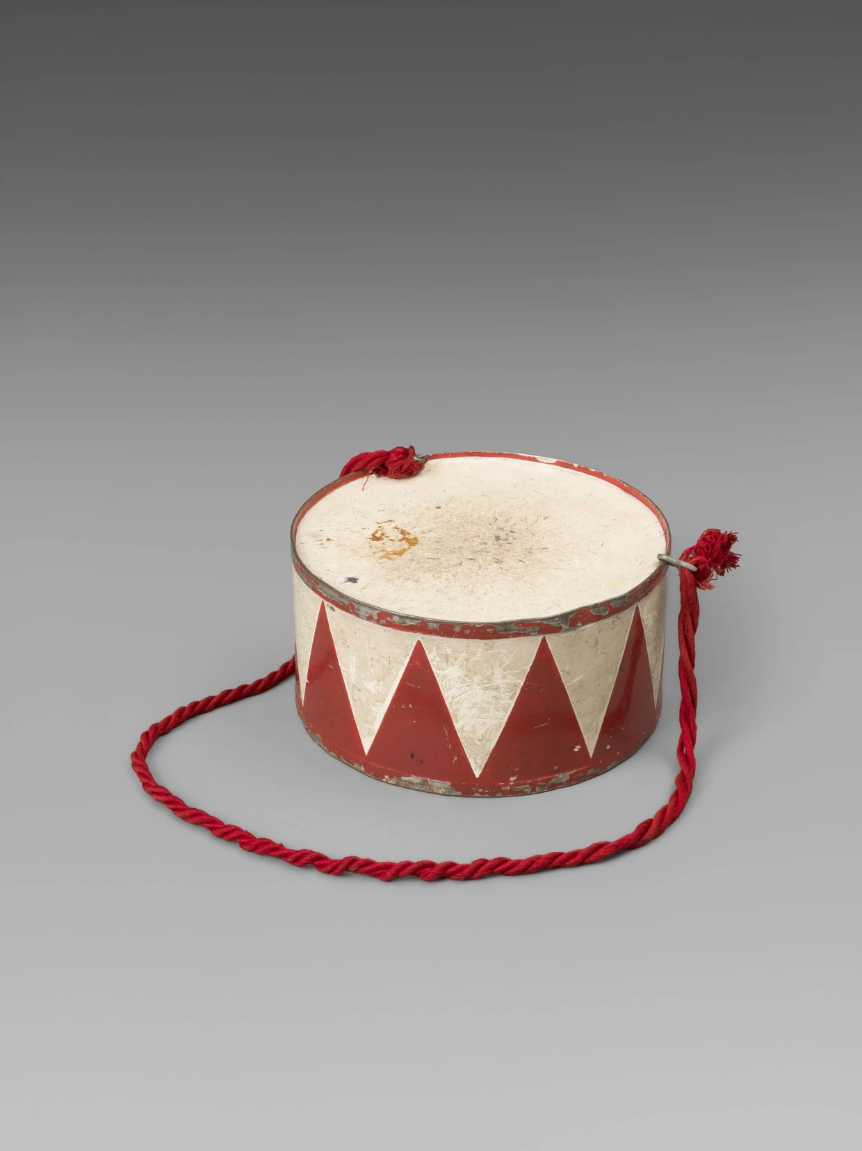 Kinorequisit als Archivgut: Kindertrommel von Oskar Matzerath aus Volker Schlöndorffs Verfilmung der „Blechtrommel“ von Günter Grass, 1979