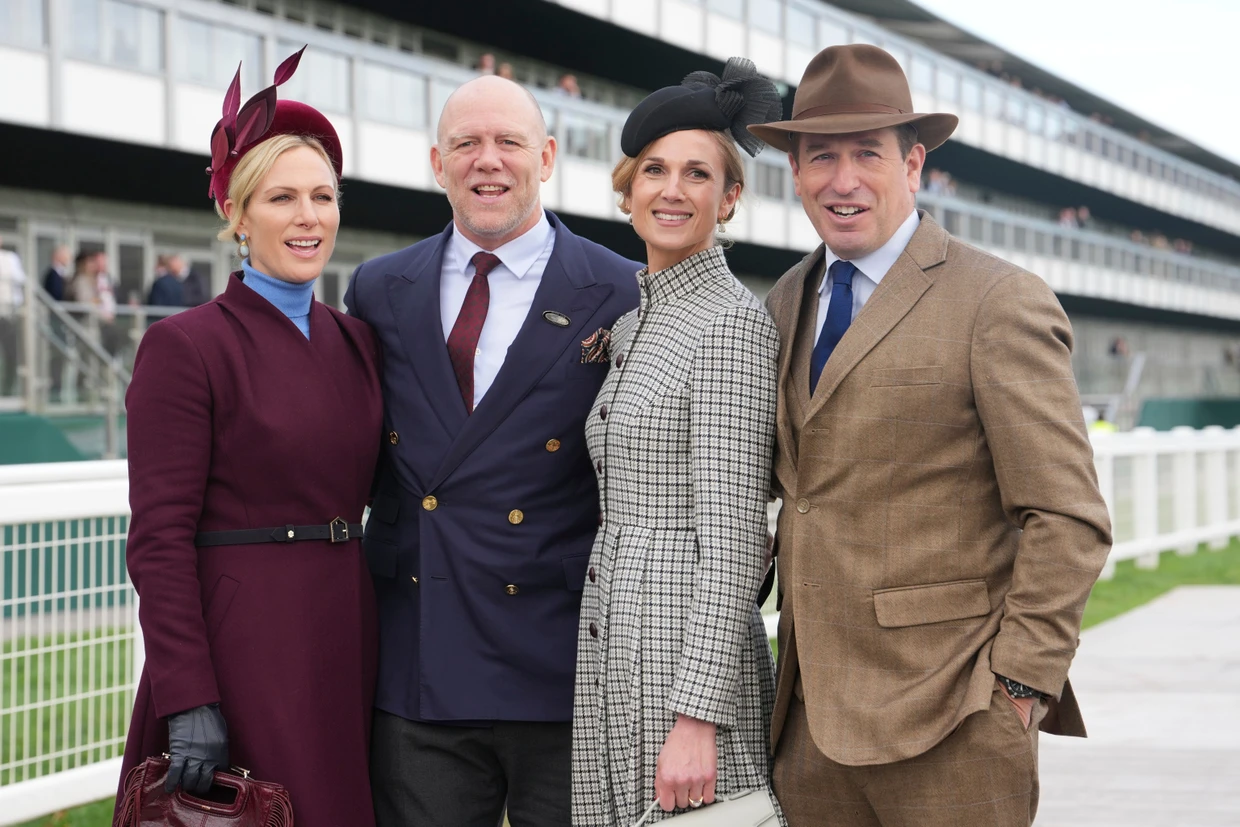 Cuarteto popular: Zara Tindall (izquierda) y su marido Mike Tindall son tan famosos en la corte como Peter Phillips y su prometida Harriet Sperling (aquí en marzo en el Festival de Cheltenham).