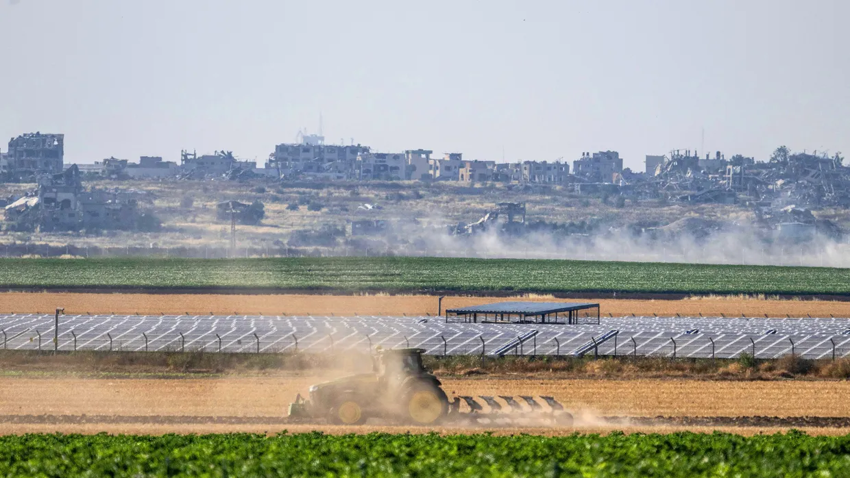 Ackerbau neben dem Krieg: Israelische Landwirte auf dem Feld, in Sichtweite des umkämpften Gaza-Streifens