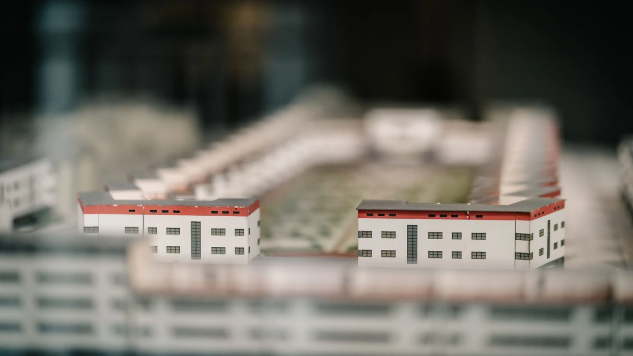 Das Diorama „Frankfurt am Main, Siedlung Bruchfeldstraße“ in der neuen Dauerausstellung des DAM