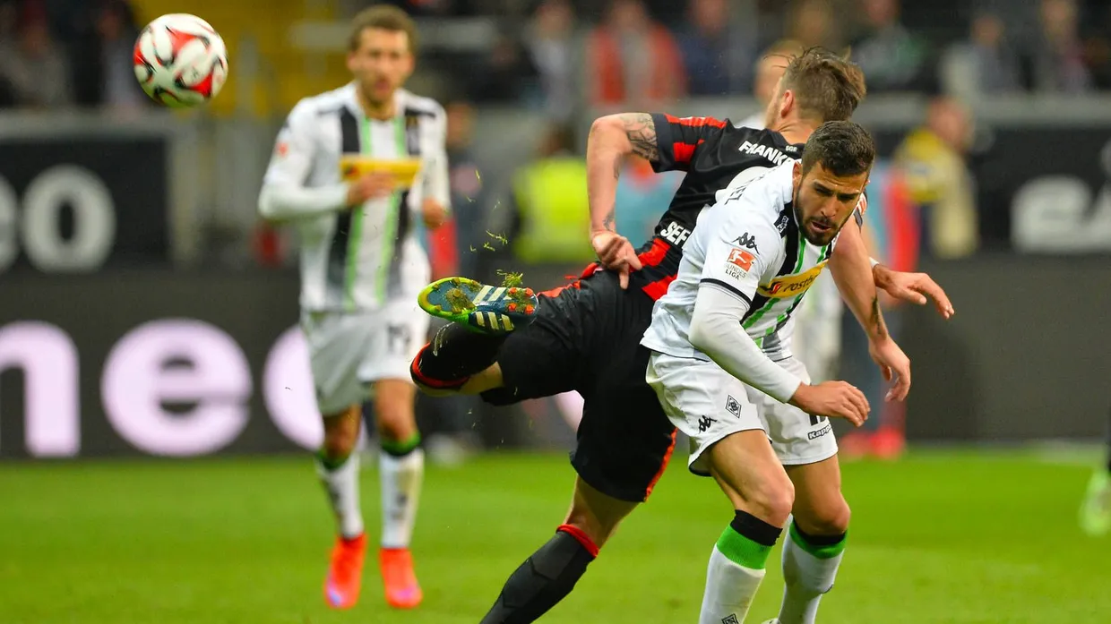 Hacken, Spitze, einszweidrei: Eintracht-Angreifer Haris Seferovic setzt sich gegen Alvaro Dominguez durch.