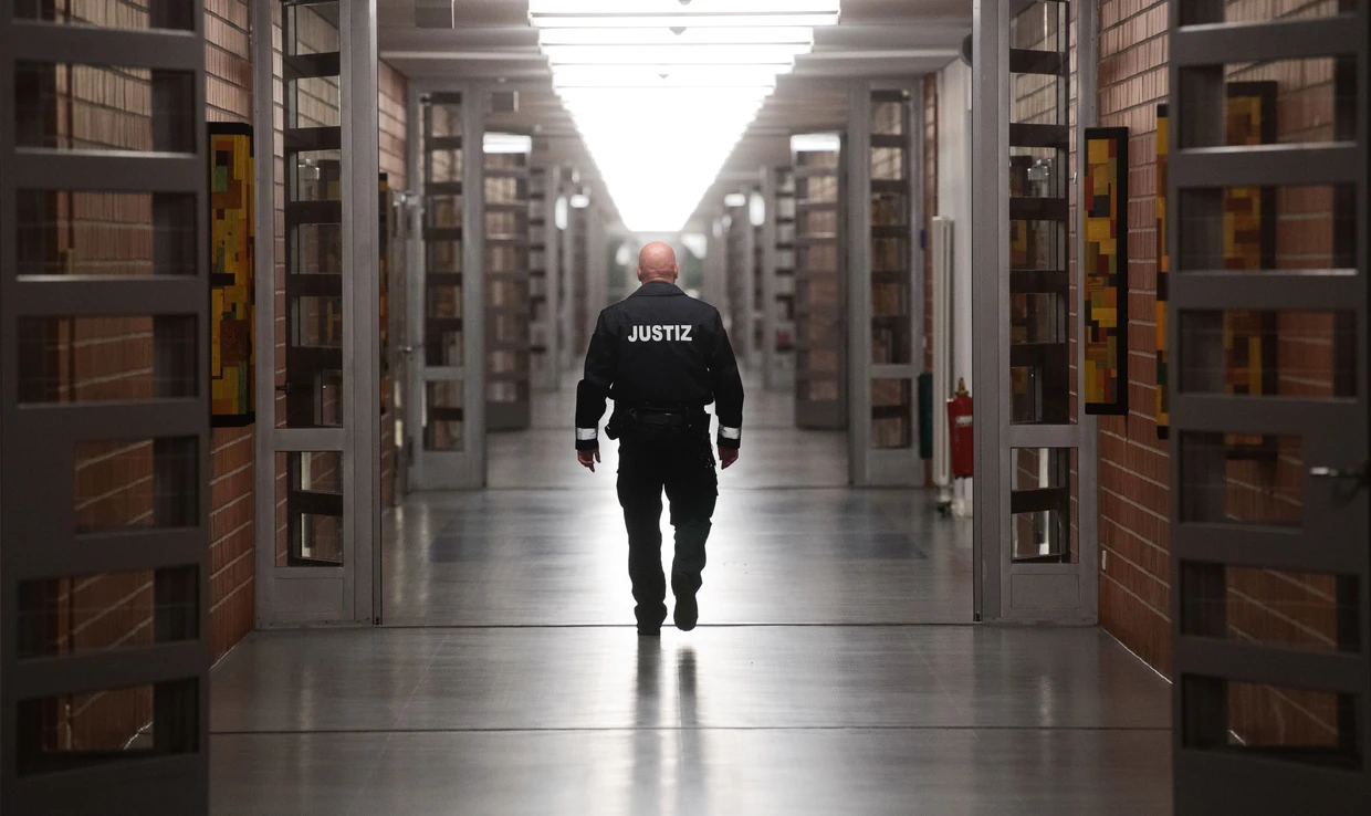 Ein Justizbeamter geht über einen langen Flur in der Justizvollzugsanstalt Sehnde in Niedersachsen.