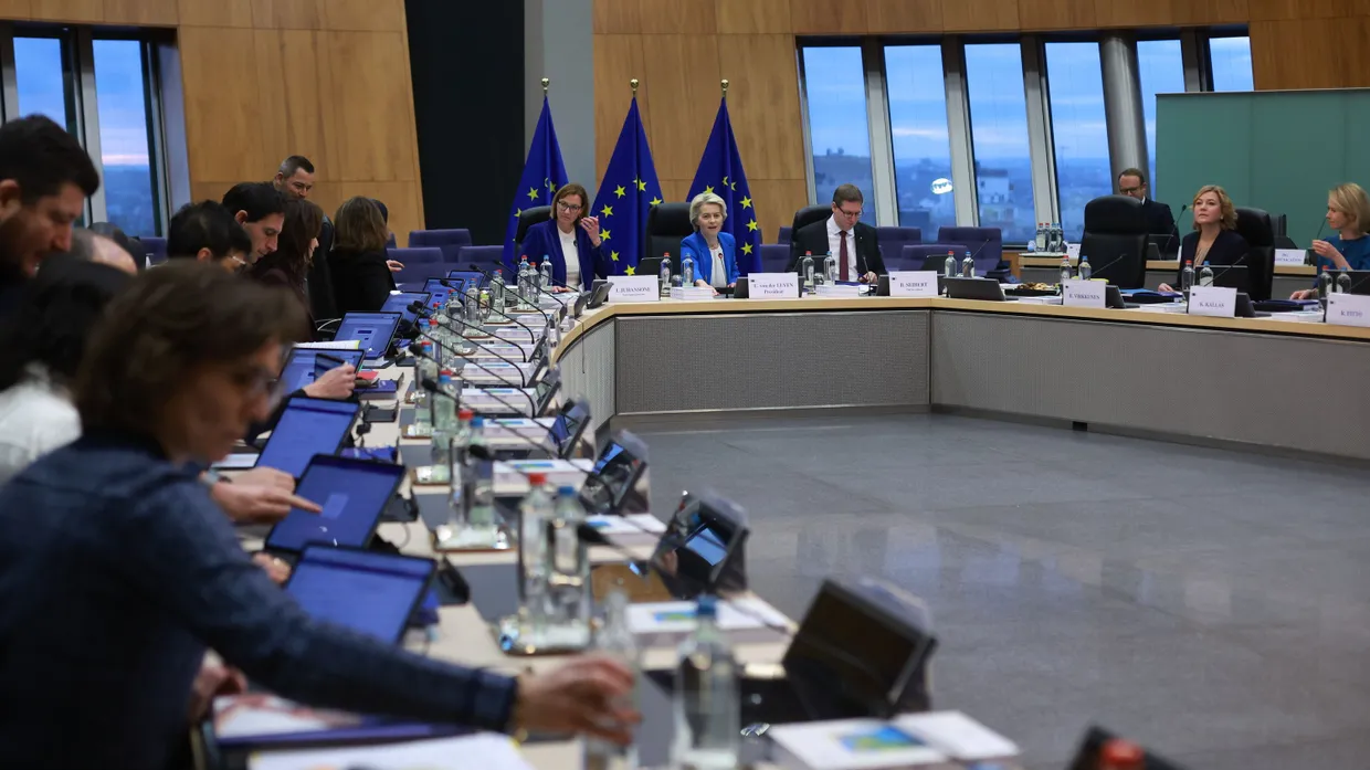 Ursula von der Leyen präsidiert über eine Sitzung der neuen EU-Kommission. Werden hier bald neue Regularien beschlossen?