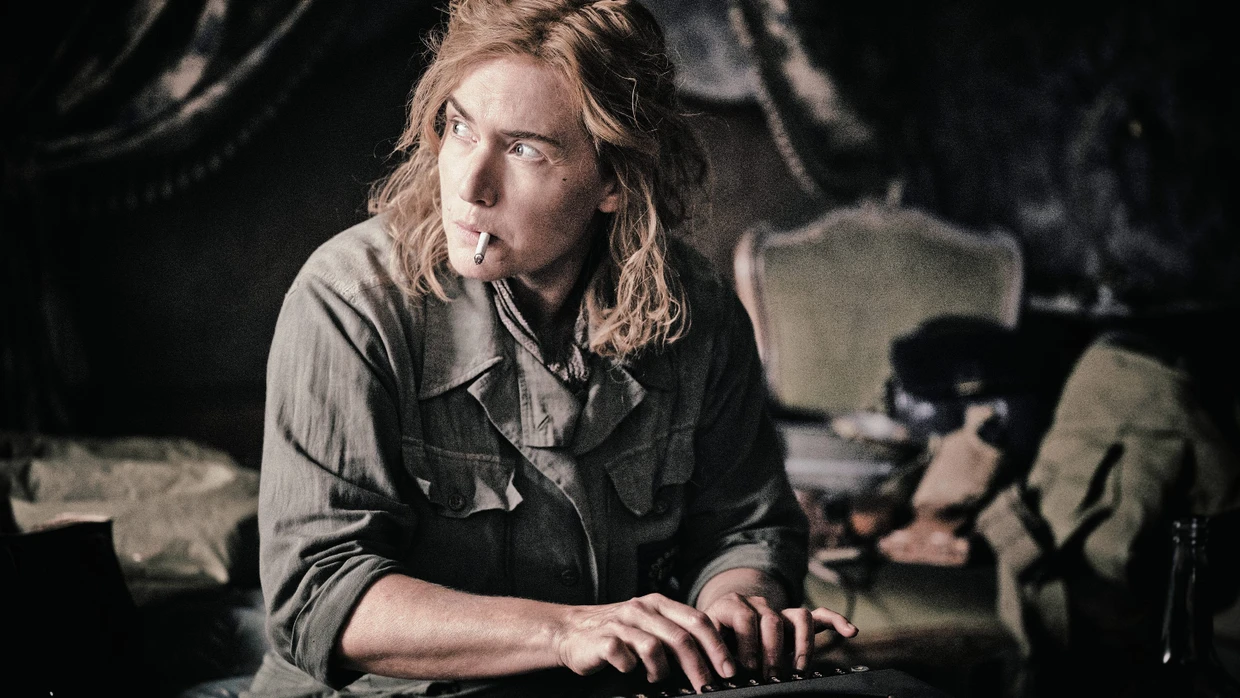 Das Rauchen hilft nicht wirklich, aber ohne Zigarette hält man’s an der Text- und Bilderfront des Journalismus kaum aus: Lee Miller (Kate Winslet)