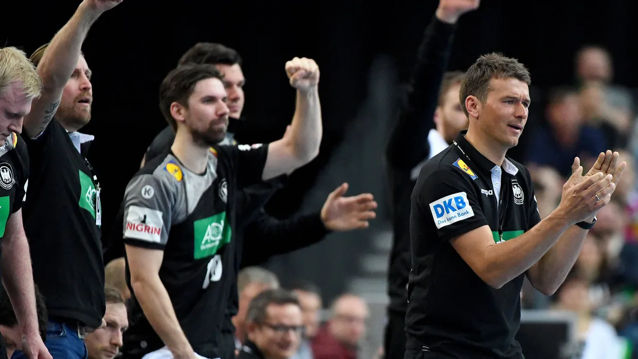 Der Trainer vorneweg: Christian Prokop (rechts) und das Handball-Nationalteam.