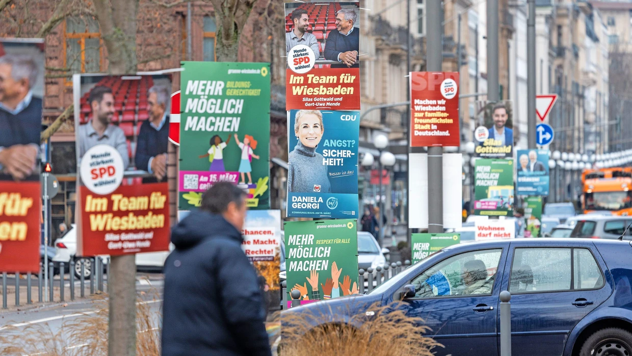 Wahlplakate zur hessischen Kommunalwahl in Wiesbaden