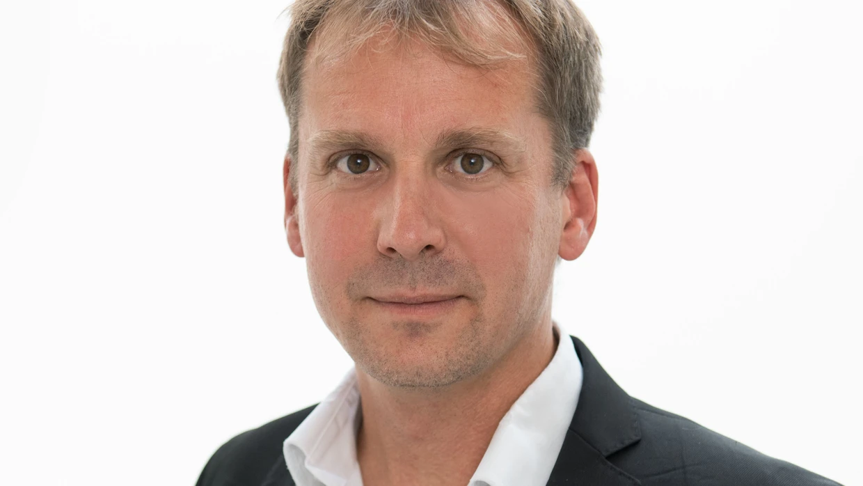 Professor Dr. Jan Schildmann ist Facharzt für Innere Medizin mit Zusatzbezeichnung Palliativmedizin und Inhaber des Lehrstuhls für Geschichte und Ethik der Medizin an der Martin-Luther-Universität Halle-Wittenberg.