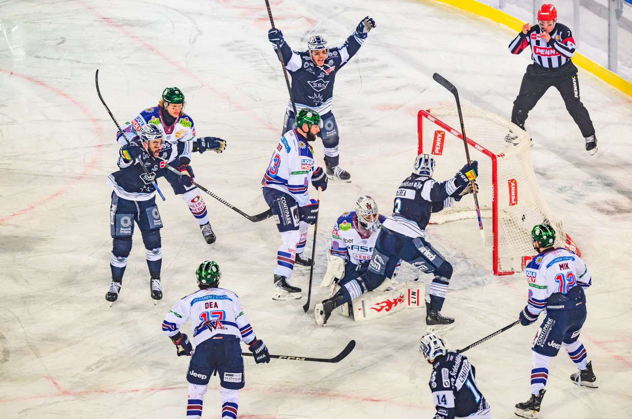 Die Dresdner Eislöwen halten gegen die Eisbären Berlin überraschend gut mit. Alec McCrea erzielt das Tor zum 2:1.