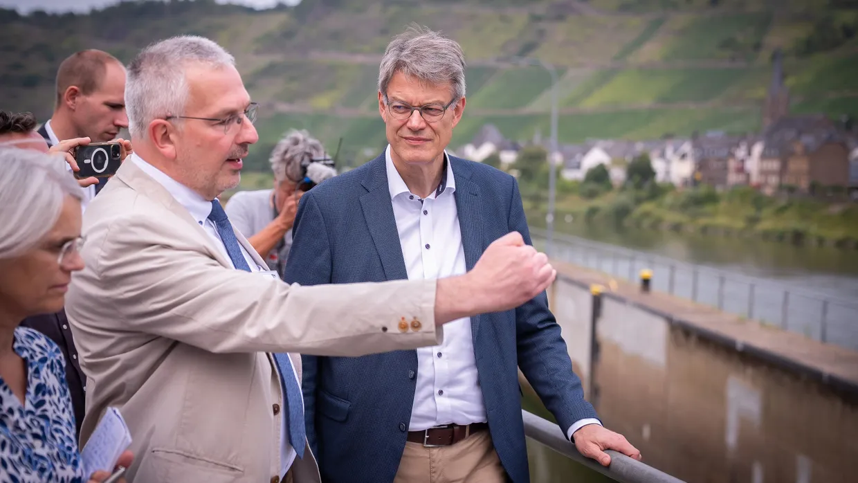 Verkehrsminister Patrick Schnieder lässt sich erklären, wie es zu dem Unfall an der Moselschleuse Sankt Aldegund kommen konnte.