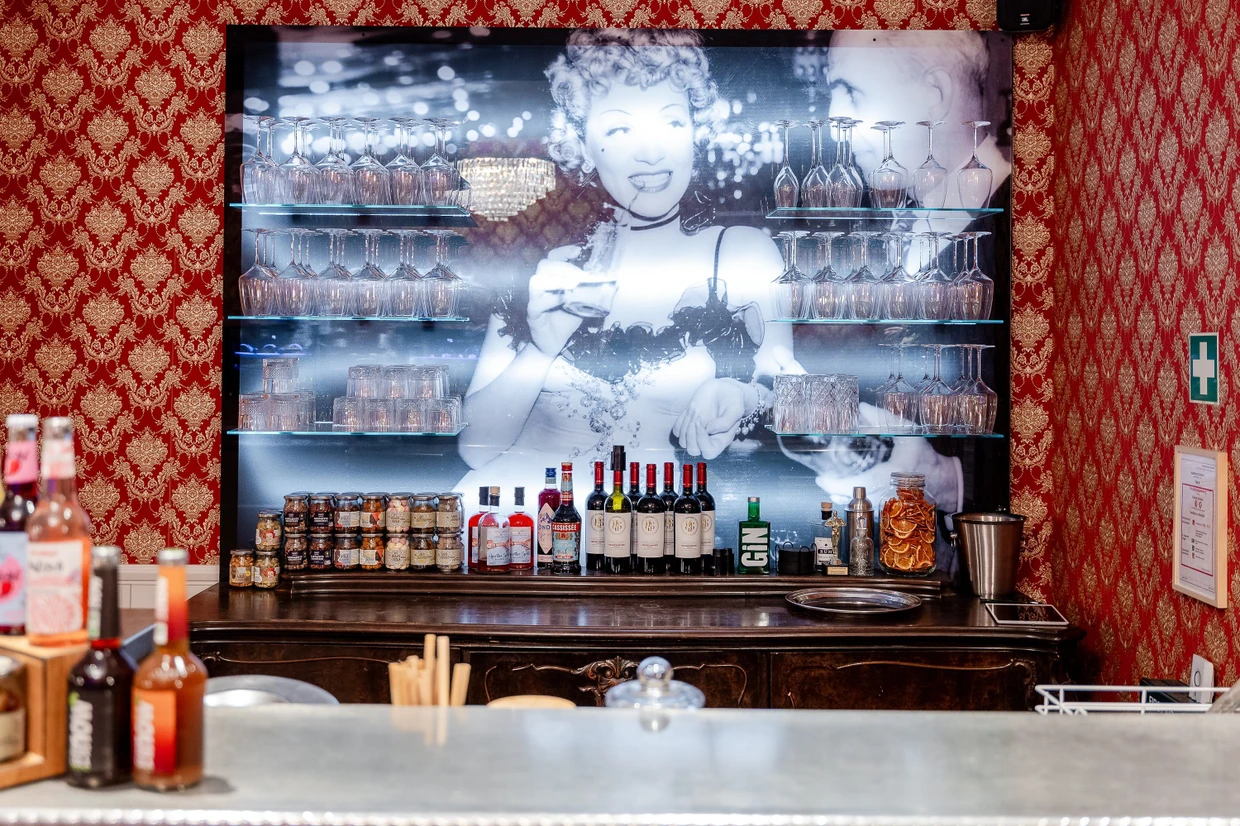 Die Bar vor dem Kinosaal. Zum Knabbern gibt es Cashews und Manokugeln. Aber nur aus Gläsern, damit es während der Vorstellung nicht dauernd raschelt.