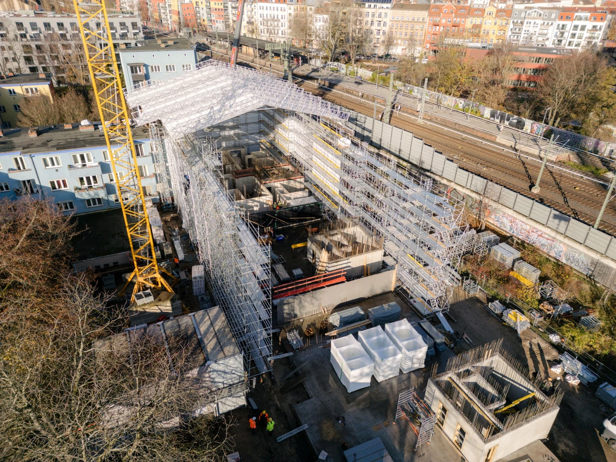 Bauen mit Fertigteilen unter einem Zeltdach: Vonovia lässt 158 Wohnungen in der Berliner Schlichtallee errichten