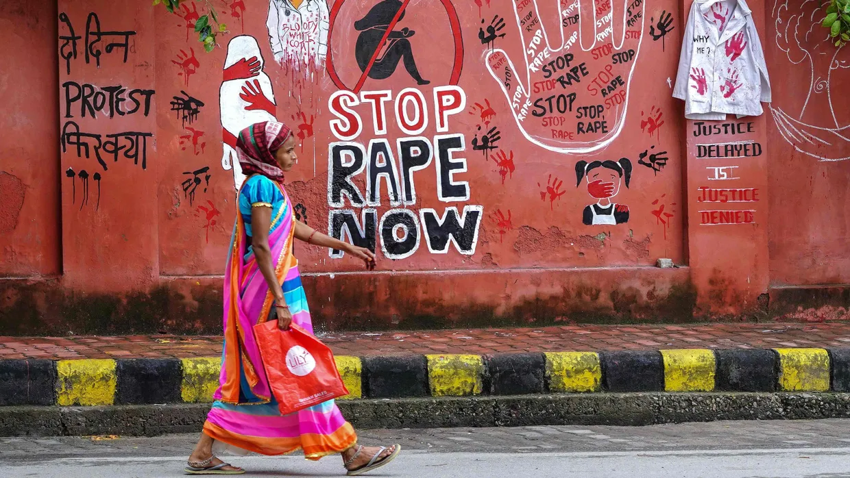 Alle fünfzehn Minuten wird in Indien eine Frau vergewaltigt: Eine Inderin läuft in der Großsstadt Ajmer an einem Mauerbild gegen sexuelle Gewalt vorbei.