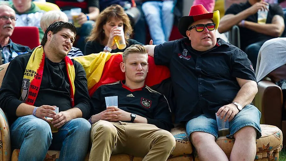Immer wissend schauen. Und dann sagen: „Ein sehr unangenehmer Gegner“ – so geht Expertentum.