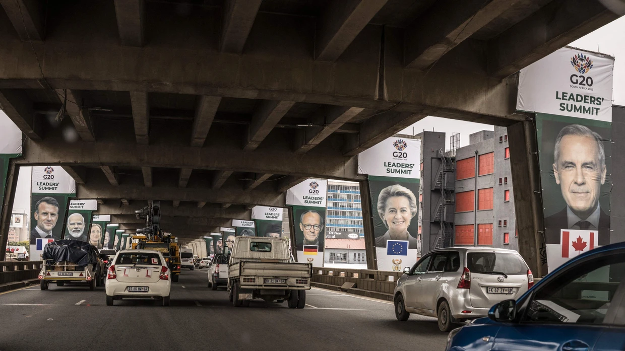 Porträts von Staats- und Regierungschefs hängen vor dem G-20-Gipfel an einer Straße in Johannesburg.